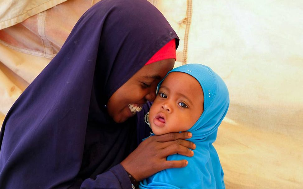 Somalia: Eine Mutter und ihr mangelernährtes Kind. 