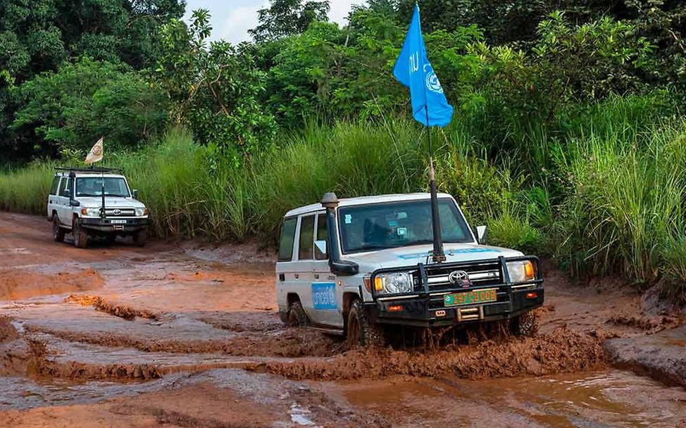 Ein UNICEF-Konvoi durchquert eine überflutete Straße. 