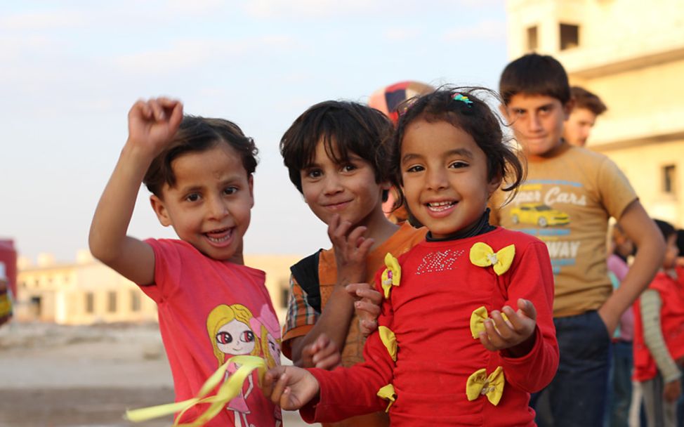 Was wünschen sich Kinder zu Weihnachten: Kinder spielen in einer Notunterkunft in Syrien
