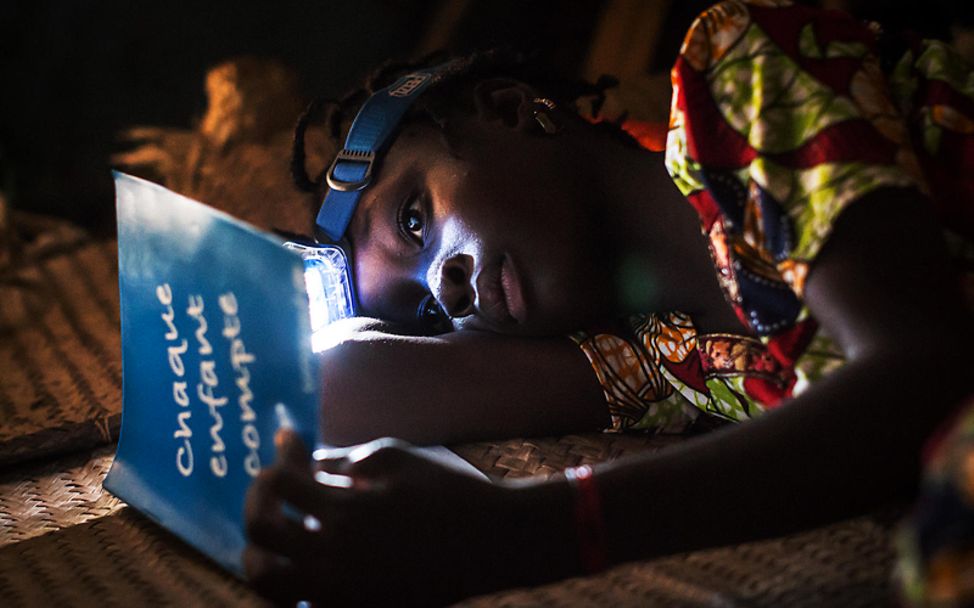 Was wünschen sich Kinder zu Weihnachten: Koumbéré lernt nachts mit der Taschenlampe