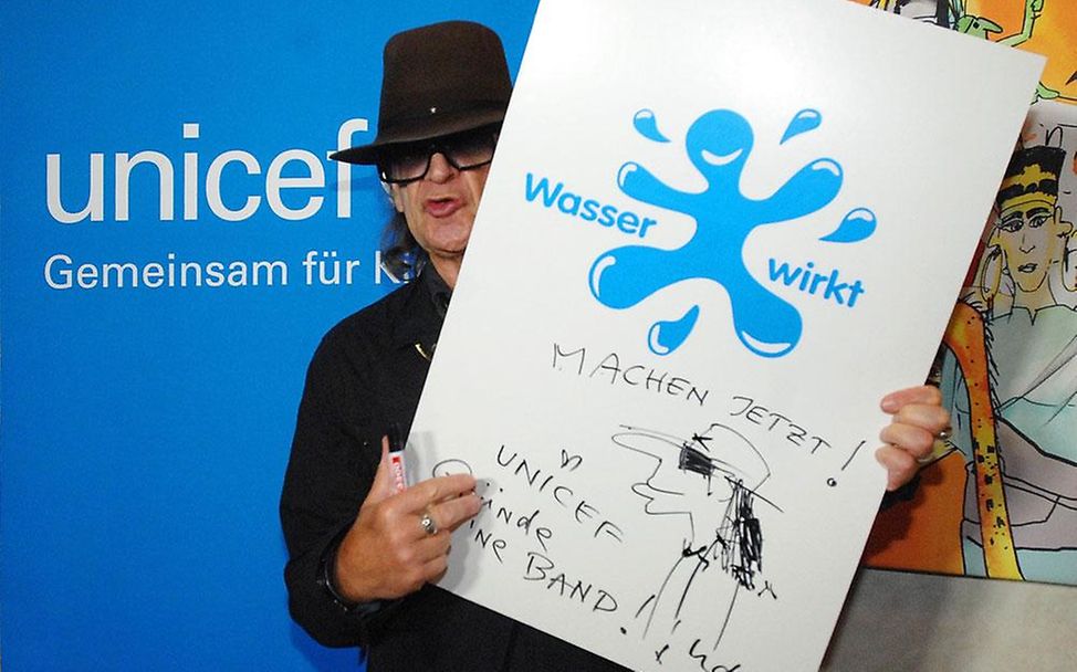 Udo Lindenberg setzt sich mit UNICEF für sauberes Trinkwasser ein. 