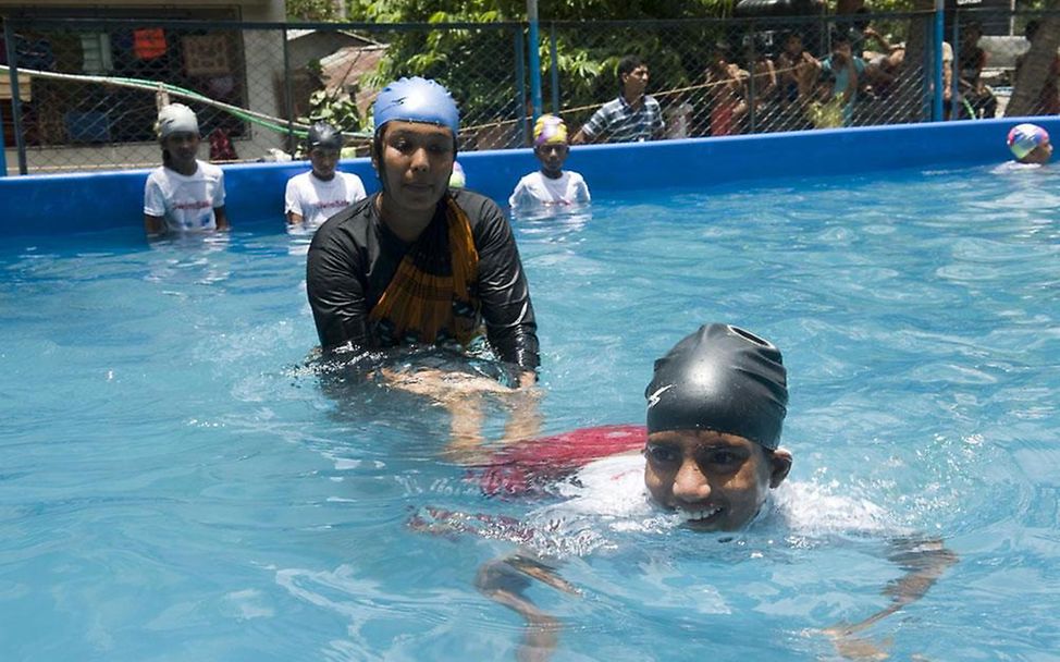 Bangladesch: Schwimmenlernen (© UNICEF/BANA2013-00801/Khan)