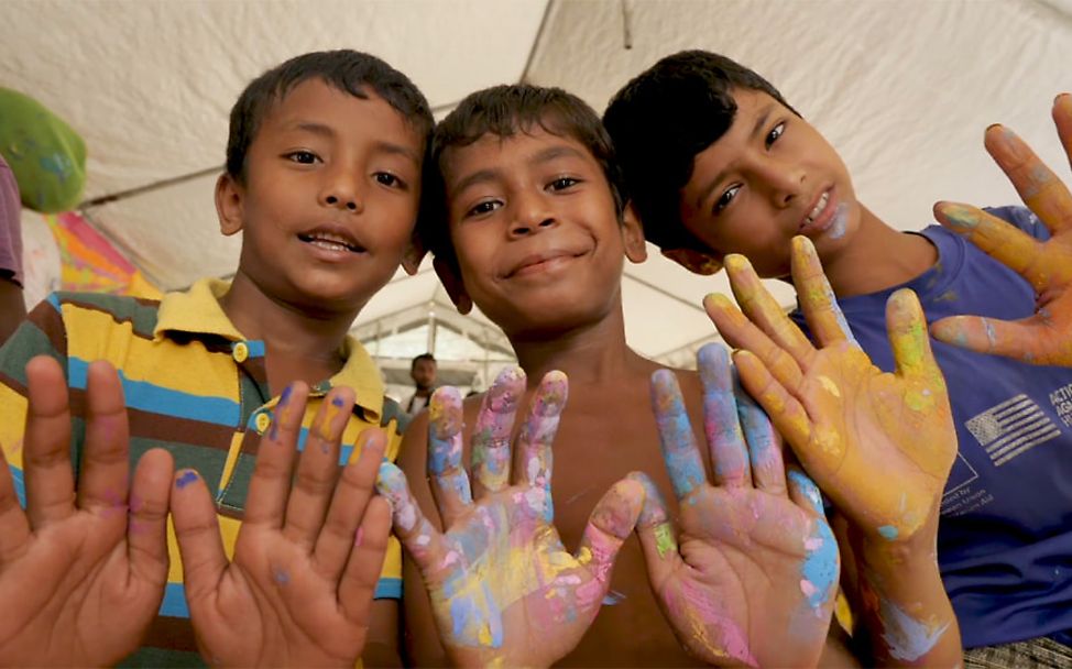 Bangladesch: Rohingya-Kinder malen in einem Kunstprojekt Wände an