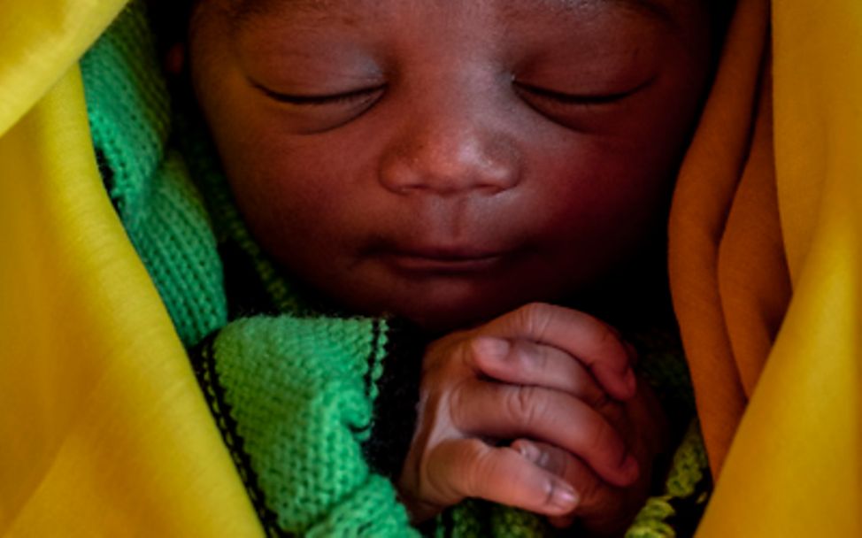 Zentralafrikanische Republik: Ein Neugeborenes schläft