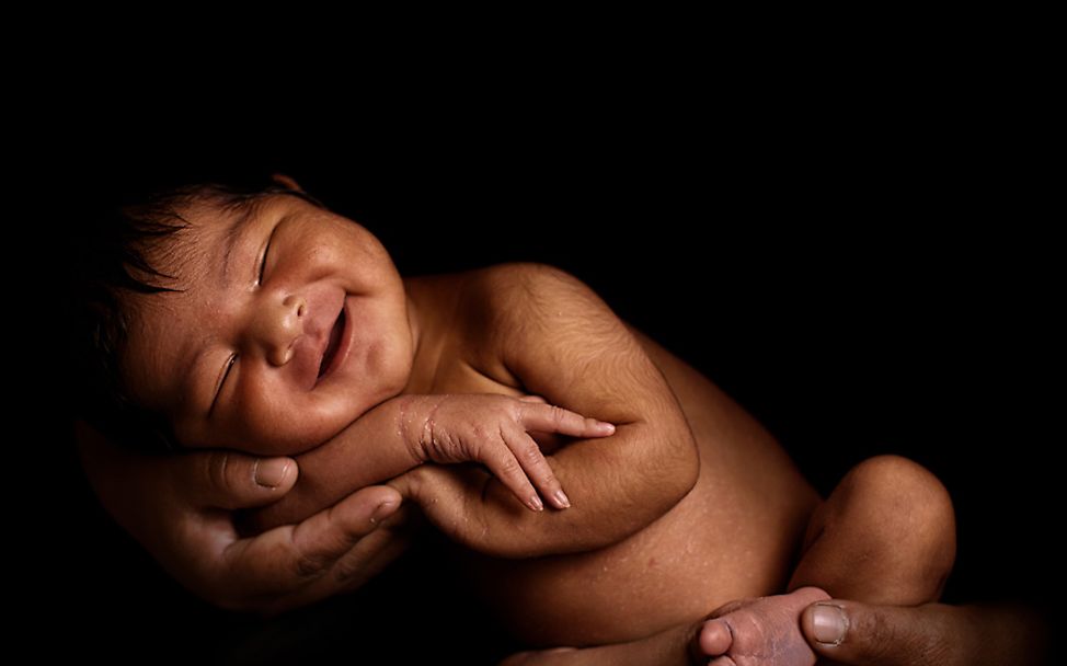 Peru: Ein neugeborenes Baby lächelt
