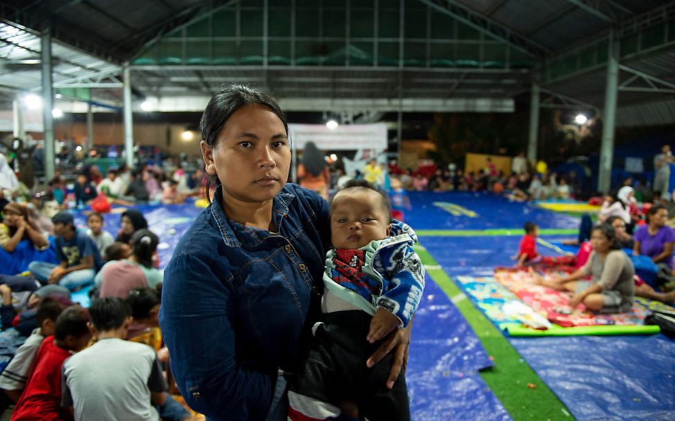 Indonesien: Eine Mutter mit ihrem Kleinkind auf dem Arm