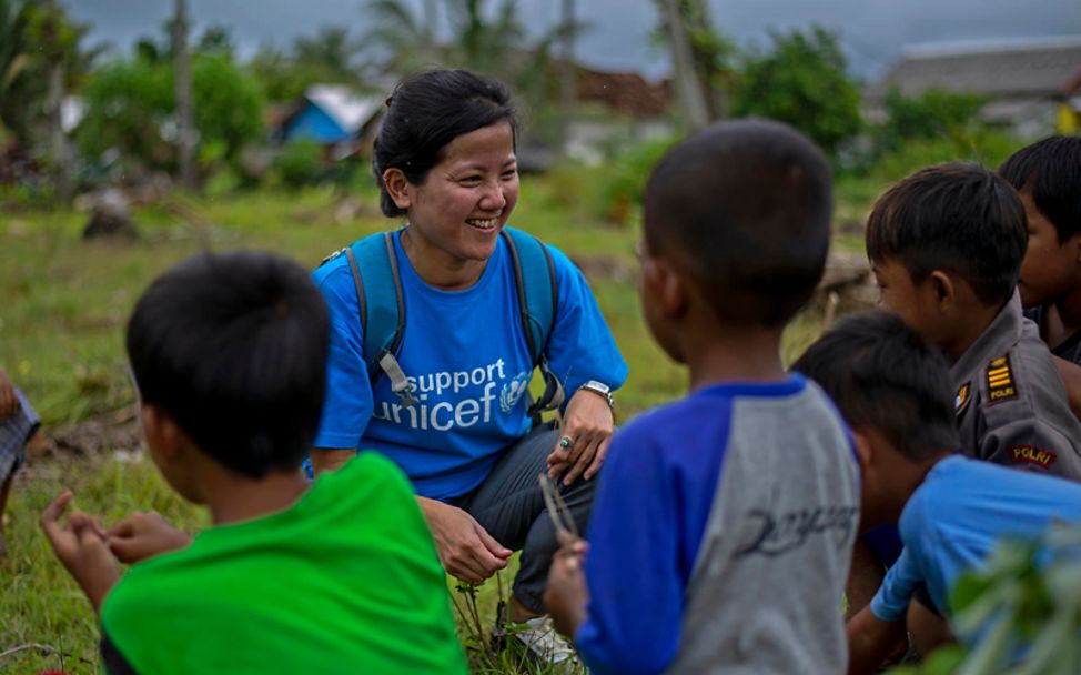 Tsunami in Indonesien: Eine UNICEF-Helferin spricht mit Kindern