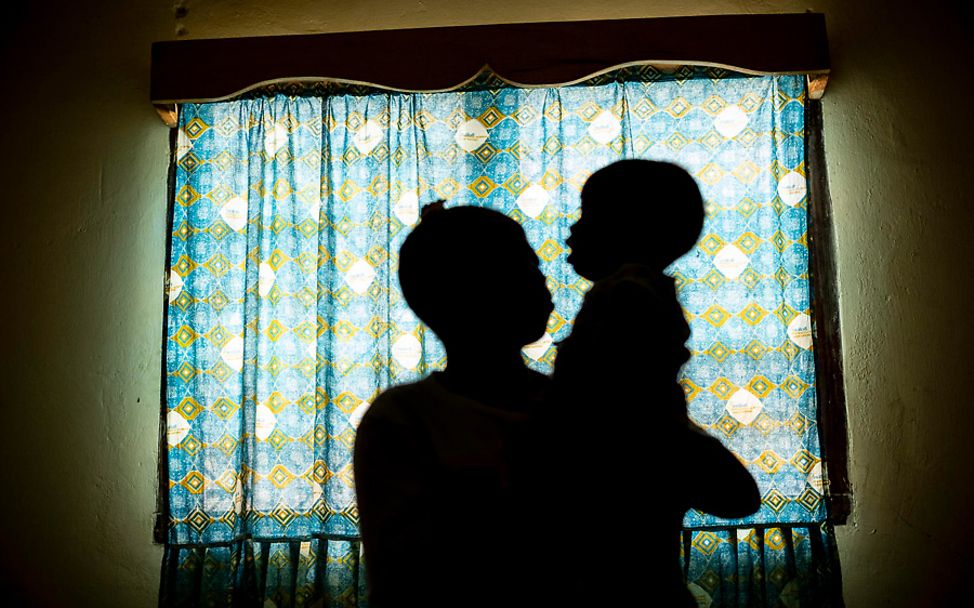 Zentralafrikanische Republik: Eine Mutter hält ihre Tochter