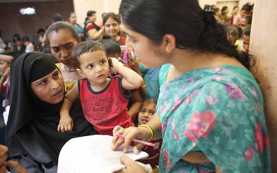 Gesundheitshelferin registriert Kinder für Impfung (© UNICEF/NYHQ2012-1632/Pietrasik)