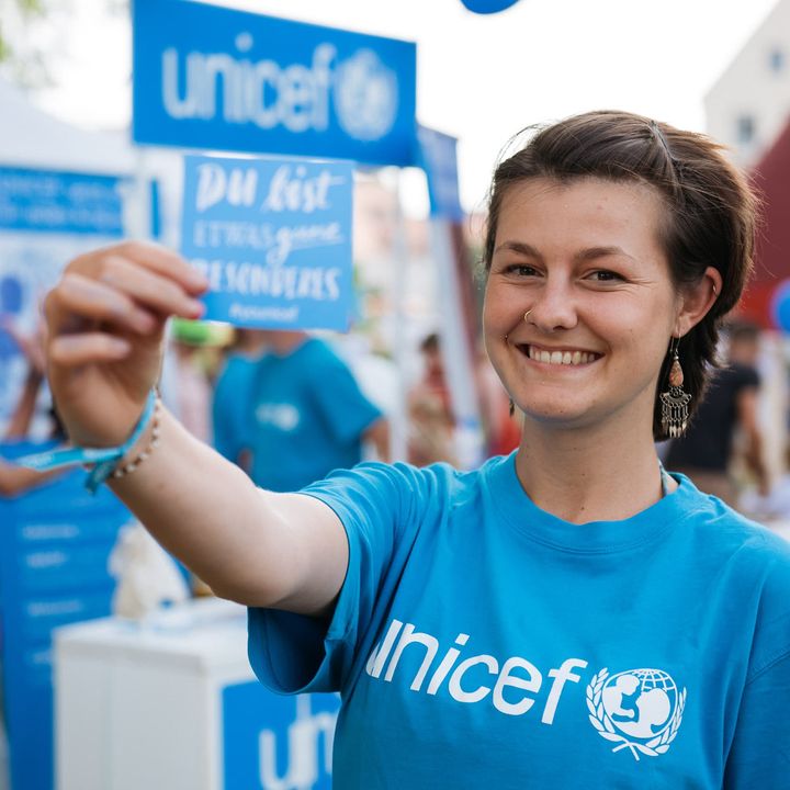 Ehrenamtlich engagieren mit UNICEF. UNICEF-Ehrenamtliche bei Straßenaktion.