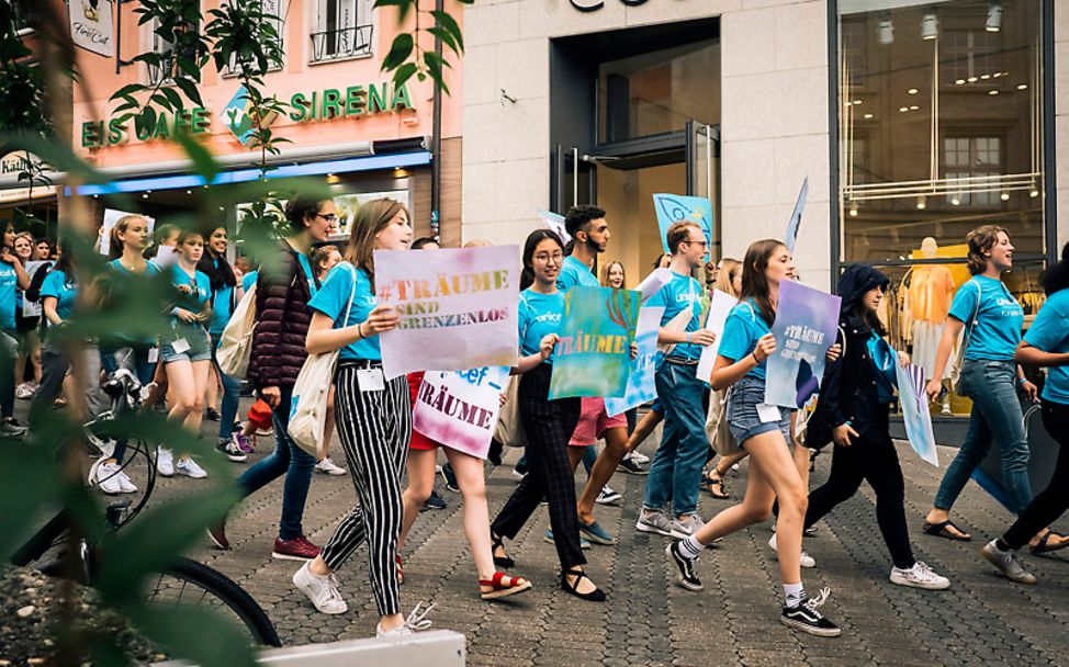 UNICEF-Youth Festival in Nürnberg: Jugendliche mit Plakaten