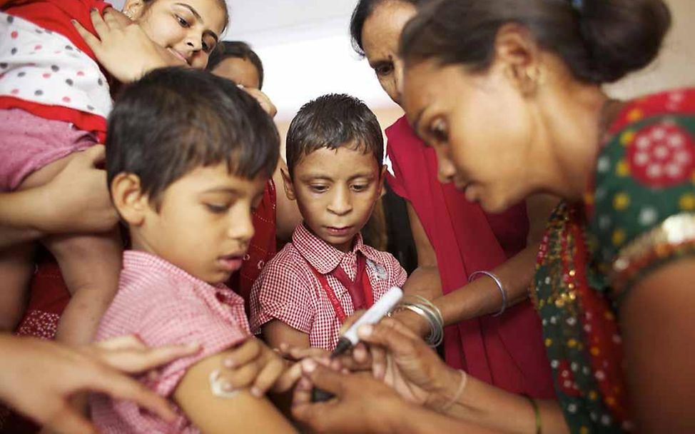 Eine Gesundheitshelferin impft Kinder gegen Masern (© UNICEF/NYHQ2012-1647/Pietrasik)
