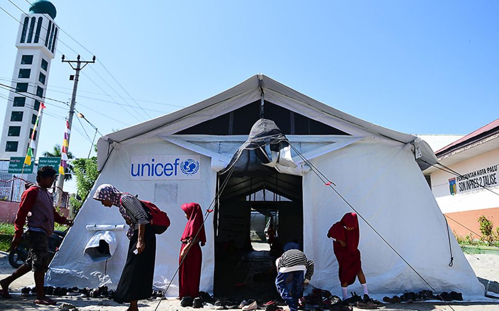 Sulawesi: Ein UNICEF-Hilfszelt vor Ort.