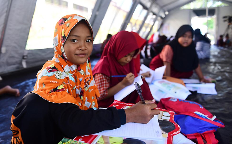 Sulawesi: Kinder beim Schreiben in den Schulzelten.