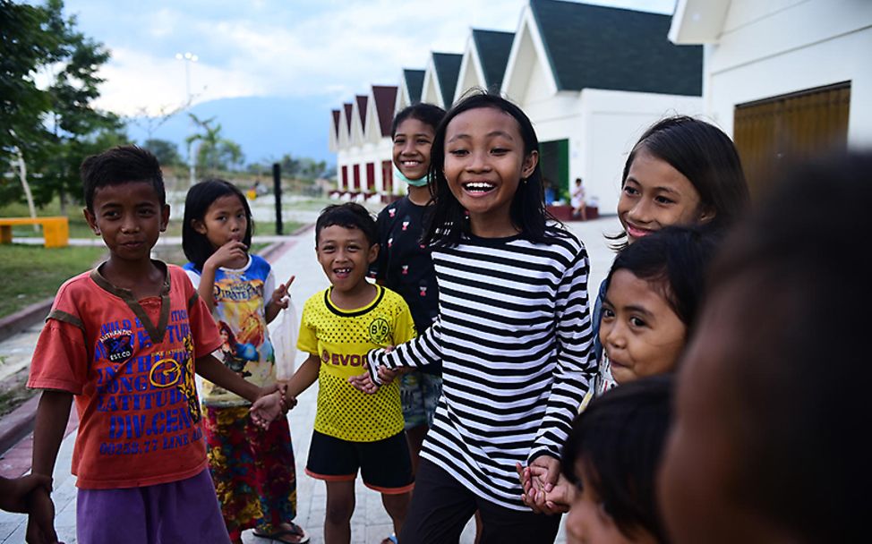 Sulawesi: Schulkinder beim Spielen und Lachen.