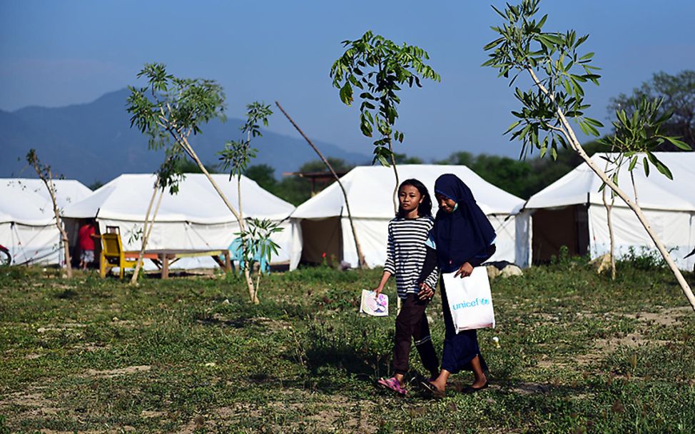Sulawesi: Sophia und Dewi auf dem Weg vom Zeltlager in die Schule.