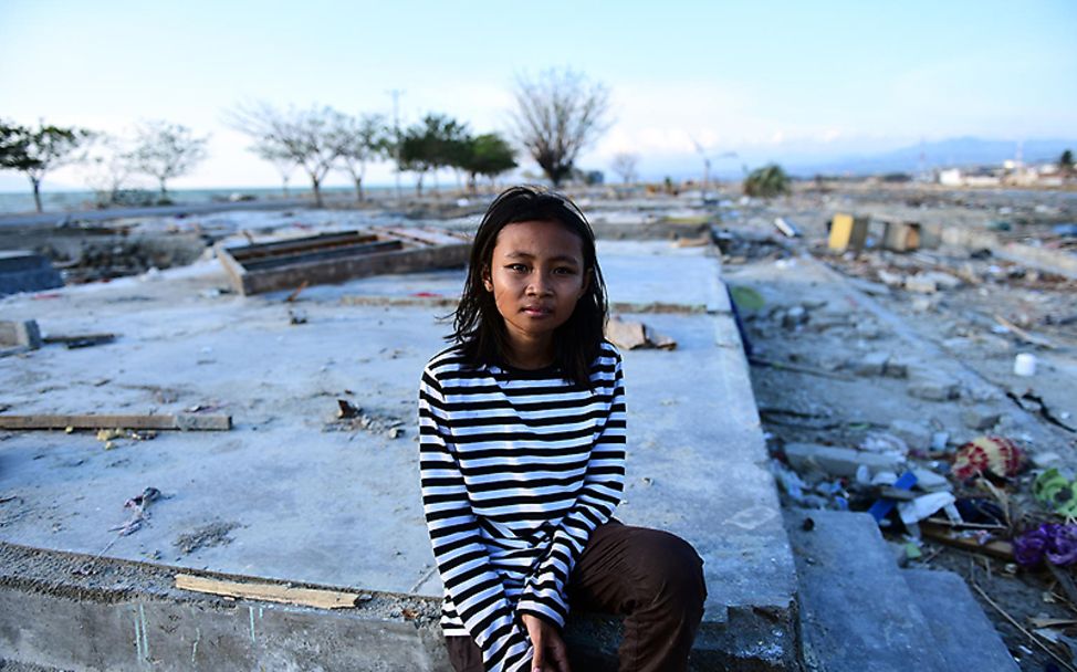 Tsunami Indonesien: Sophia sitzt zwischen den Trümmern ihres Zuhauses.