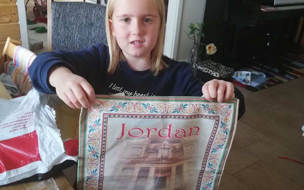 Mariella hält ein Geschenk aus Jordanien hoch