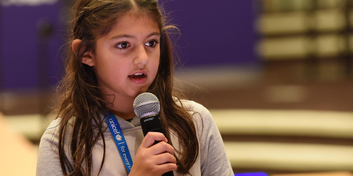 Die 7-jährige Inés Takhar spricht beim Internationalen Tag der Kinderrechte.