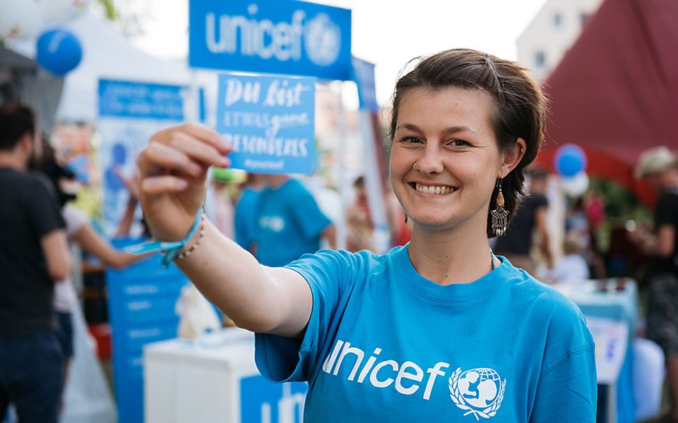 Ein Mädchen im Einsatz für UNICEF bei einer Veranstaltung für Kinderrechte.