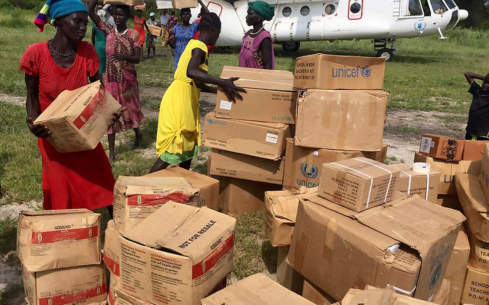 Südsudan: Frauen entladen ein Flugzeug mit Hilfsgütern