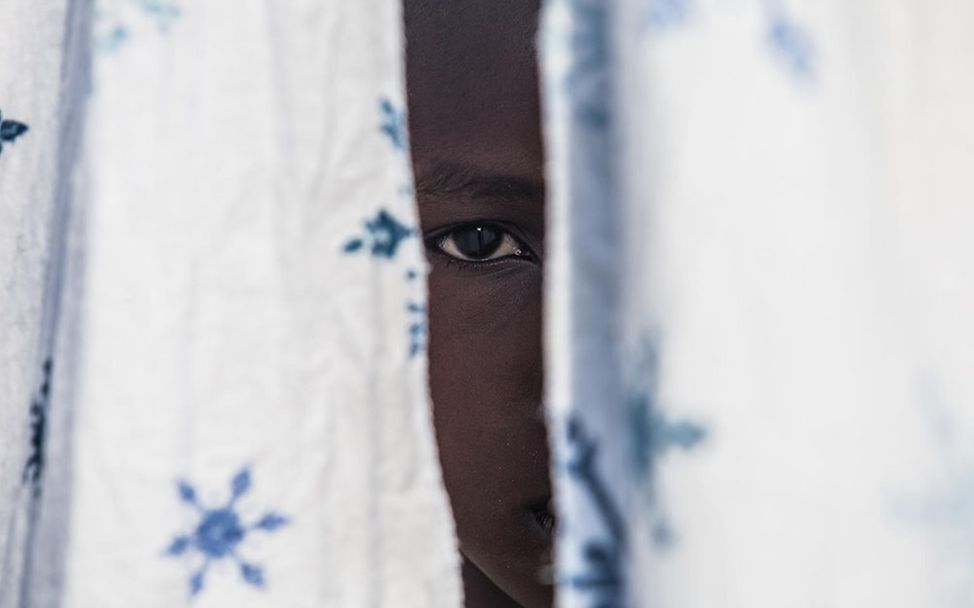 Kongo: Ein ehemaliger Kindersoldat hinter einem Vorhang