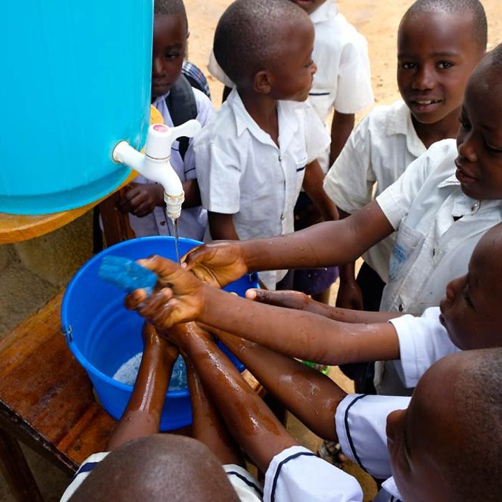 Kinder im Kongo waschen sich gründlich die Hände. 