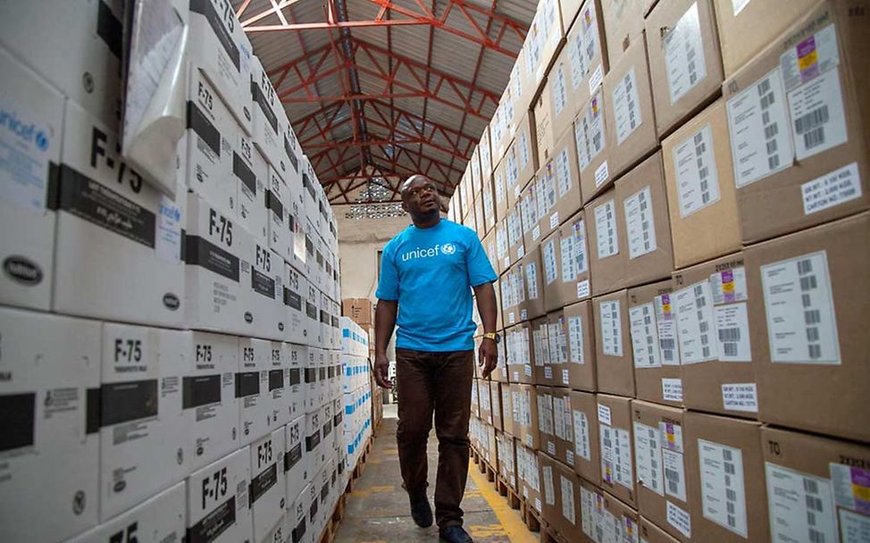 Ein UNICEF-Mitarbeiter überprüft die Bestände eines Warenlagers. 