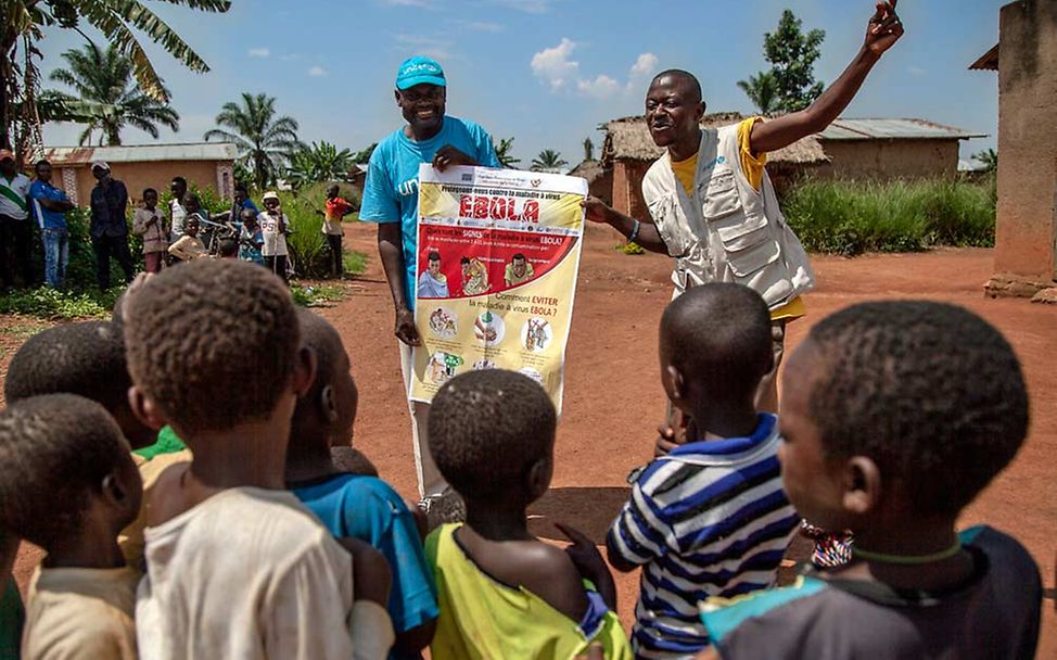 UNICEF führt Ebola-Aufklärungskampagnen durch.  