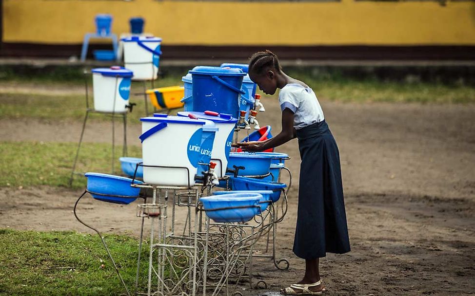 Händewaschen schützt vor der Ansteckung mit Ebola-Viren 