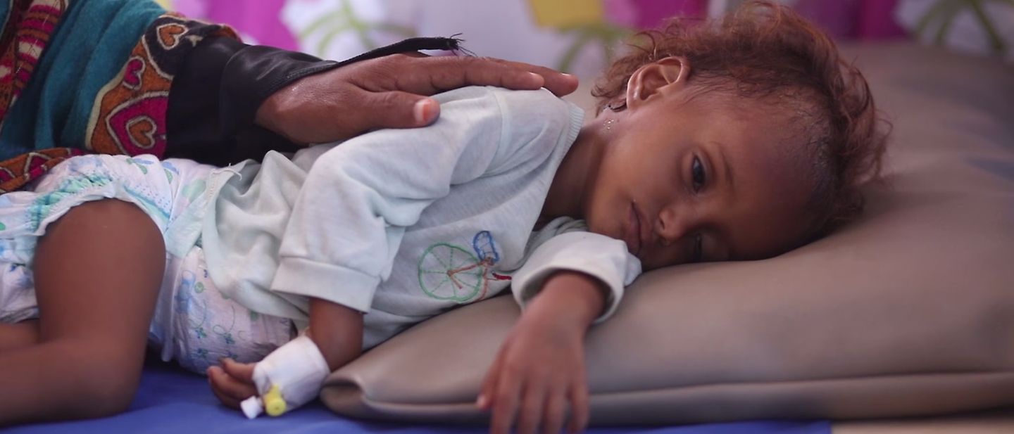 Jemen-Krieg: Die schwer mangelernährte Saba liegt auf einem Krankenbett 