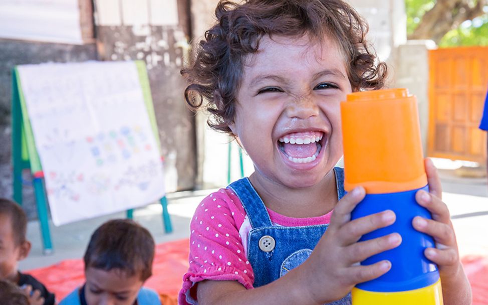 UN-Kinderrechtskonvention: Die dreijährige Brizita beim Spielen im Kindergarten.
