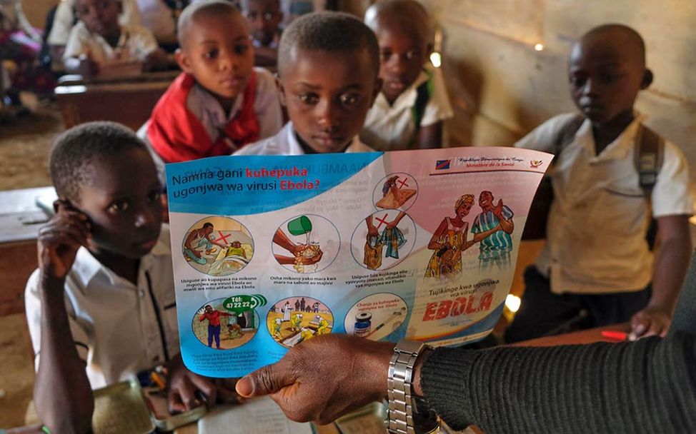 Ebola Kongo: Schüler erfahren von ihrem Lehrer, was sie gegen Ebola tun können. 