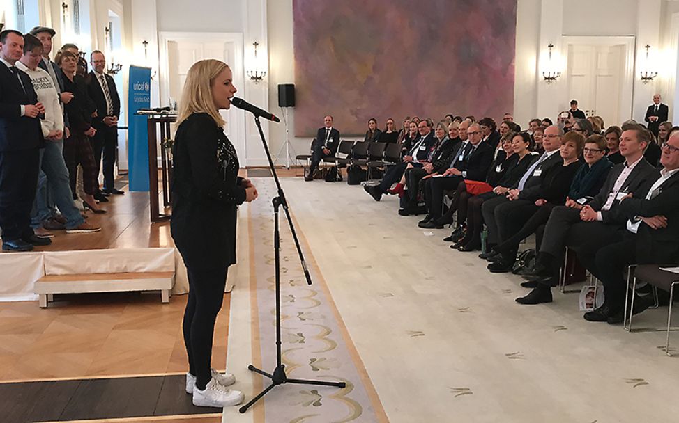 Schloss Bellevue: Julia Engelmann slammt beim UNICEF-Neujahrsgespräch.