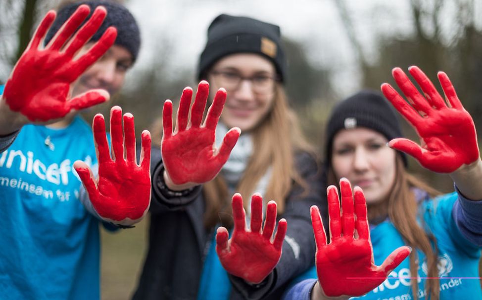 Red Hand Day 2019: Jugendliche setzen mit roten Händen ein Zeichen gegen den Einsatz von Kindersoldaten