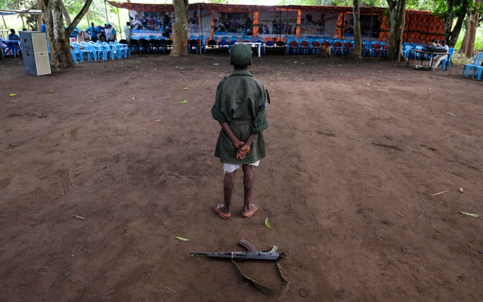 Kindersoldaten Südsudan: Junge legt bei Freilassungszeremonie Waffe nieder