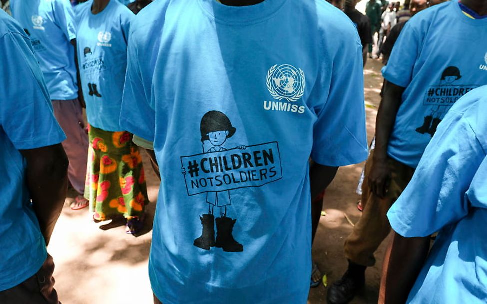 Kindersoldaten in Afrika: Ehemalige Kindersoldaten im Südsudan mit ziviler Kleidung