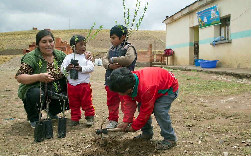 Bolivien: Indigene Kinder lernen spielerisch etwas über ihre Umwelt. 