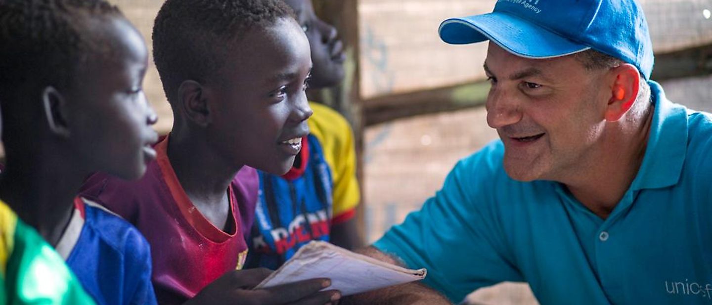 Fragen und Antworten zur Arbeit von UNICEF: UNICEF-Helfer im Gespräch mit Kindern