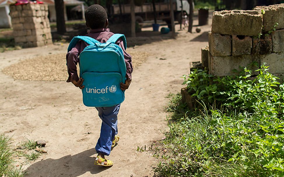 Guinea-Bissau: Der siebenjährige Usher auf dem Heimweg nach der Schule.