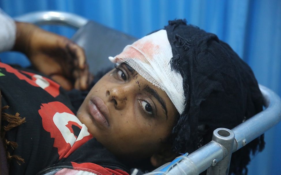 Jemen: Ein Mädchen liegt mit Kopfverband auf einer Liege im Krankenhaus.