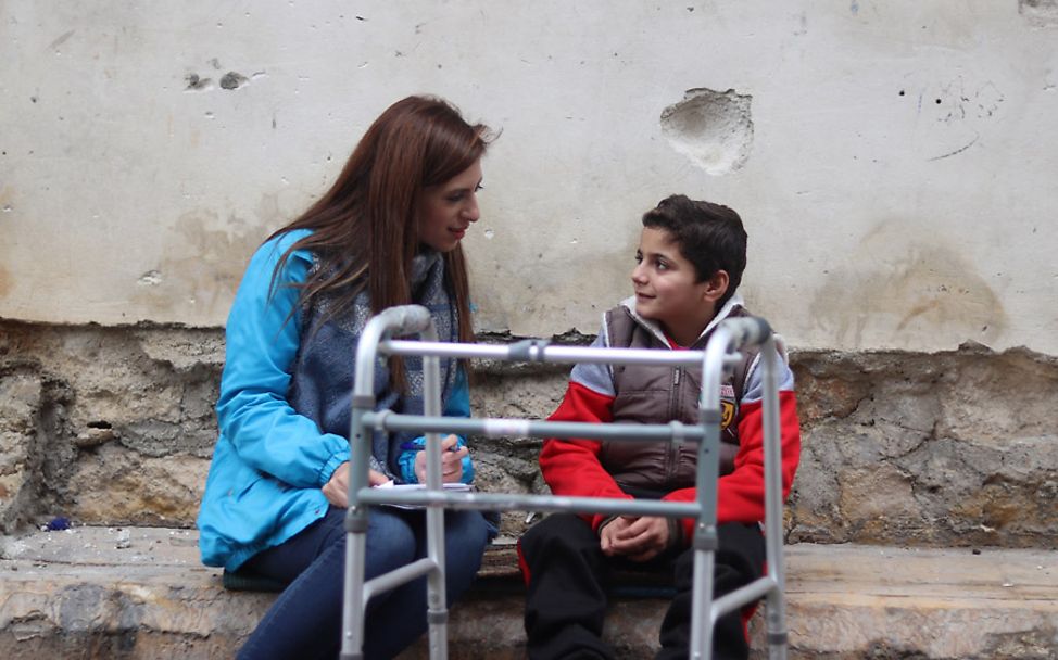 Sieben Jahre Syrien-Krieg: UNICEF-Helferin Basma mit Abdullah (10)