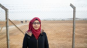 Bodor vor den Zäunen des  jordanischen Flüchtlingslager Azraq.