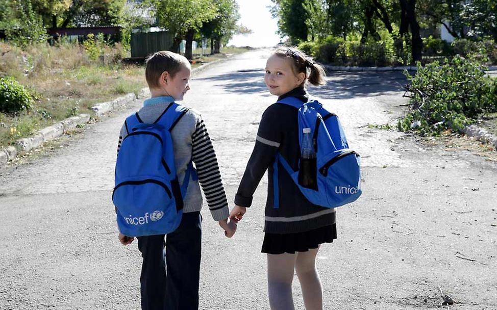 Ukraine: Die Geschwister Yura und Masha auf dem Weg zur Schule. 