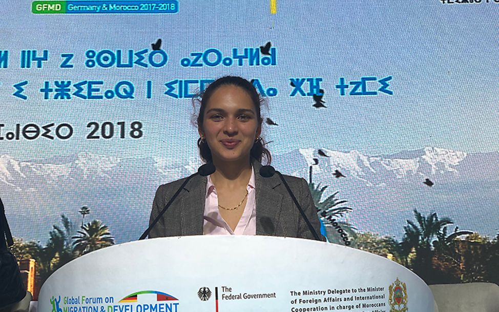 Migrationsgipfel Marrakesch: Yasmin Youssef hinter dem Rednerpult beim GFMD.