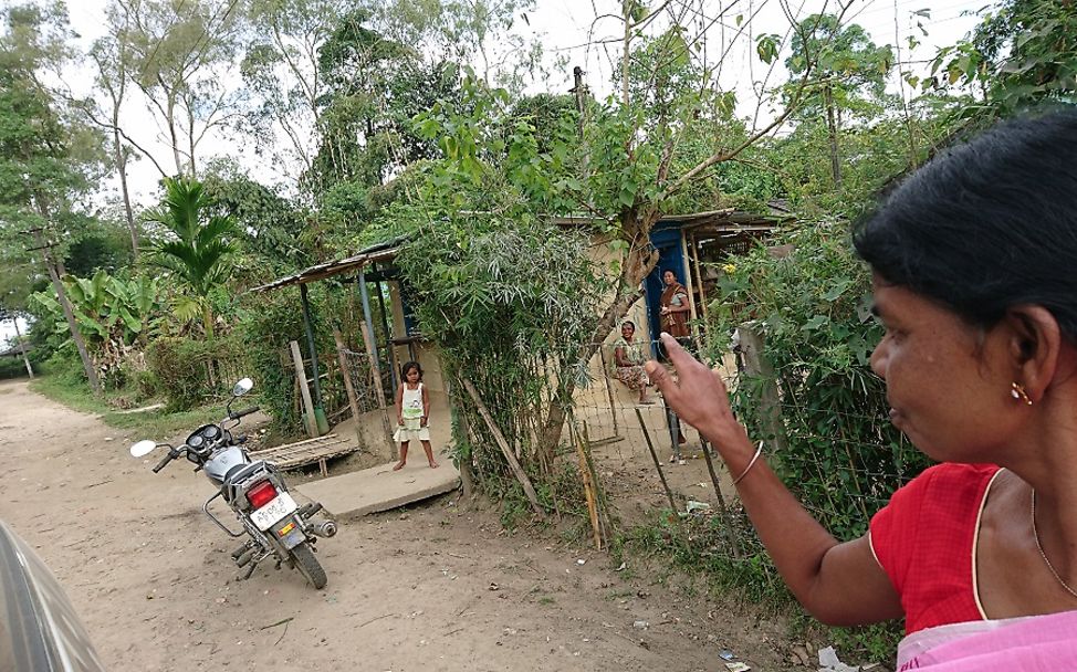 Indien: Eine Frau zeigt ihre Hütte, in der sie mit ihrer Familie lebt.