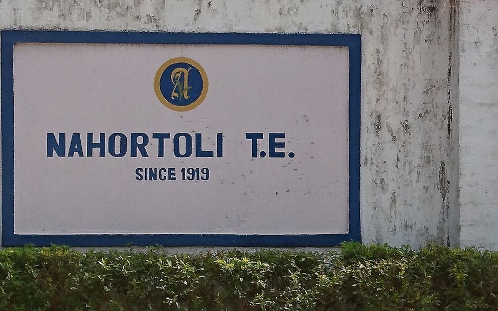 Indien: Schild der Nahortoli Teeplantage "Nahortoli T.E. since 1919"