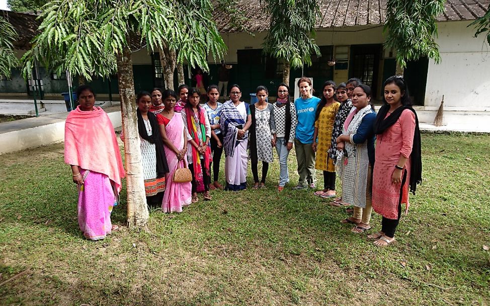 Indien: Gruppenbild mit den Mitgliedern des Women's and Girl's Club