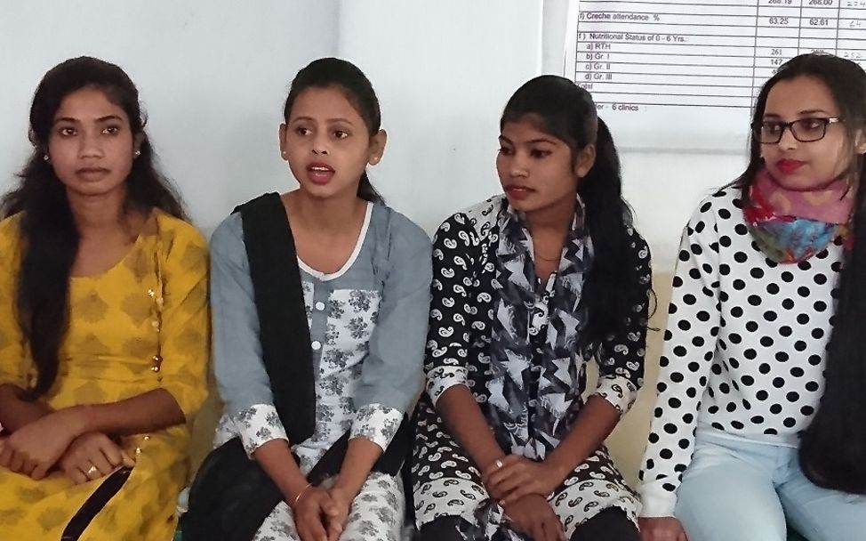 Indien: Vier Mädchen des Nahortoli Girl's Club