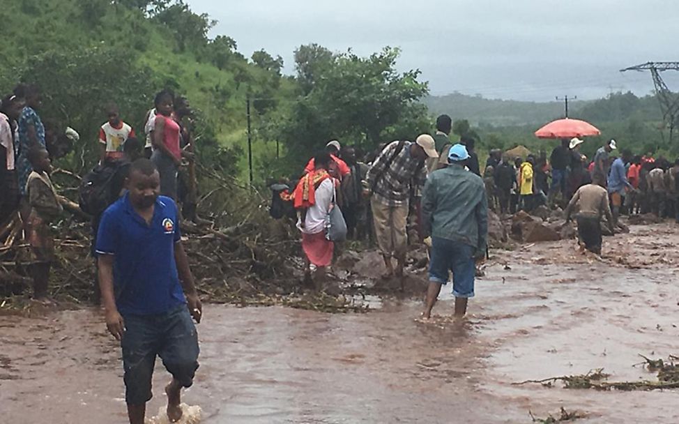 Zyklon Idai in Mosambik: Menschen waten durch die Fluten